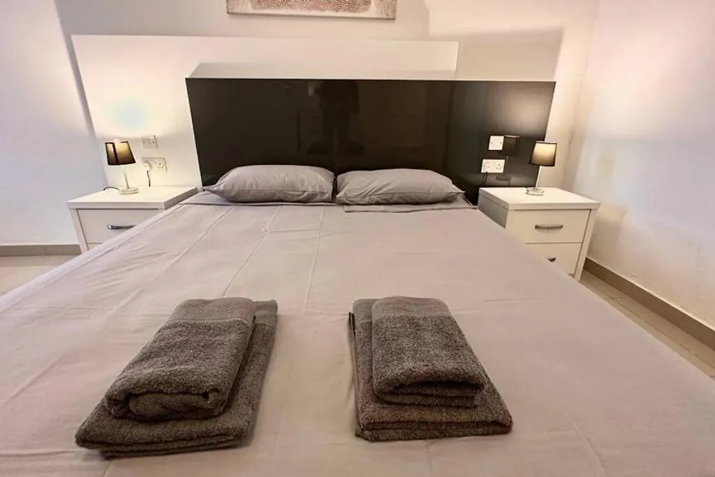 Appartamento Modern Family Retreat In St Julians San Giuliano